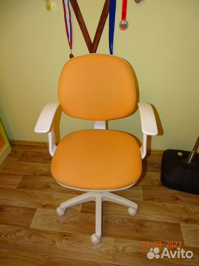 Кровать - чердак со столом, шкаф для детской