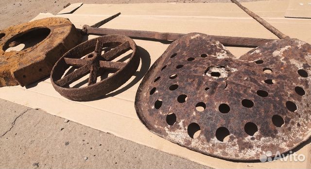 Старинные предметы быта: колесо, седло, рейка