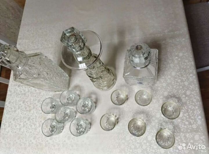 Набор рюмок и кружек, графин (штоф) с рюмками