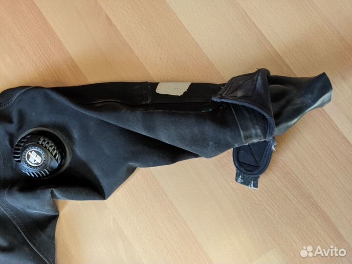 Сухой гидрокостюм для дайвинга