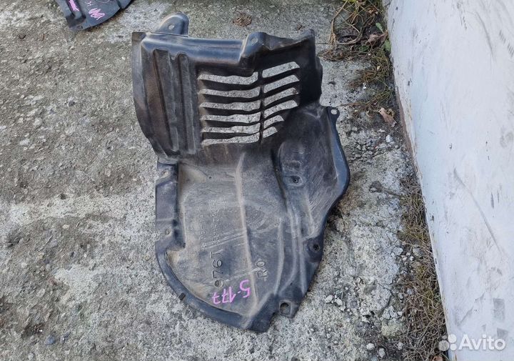 Подкрылок правый передний