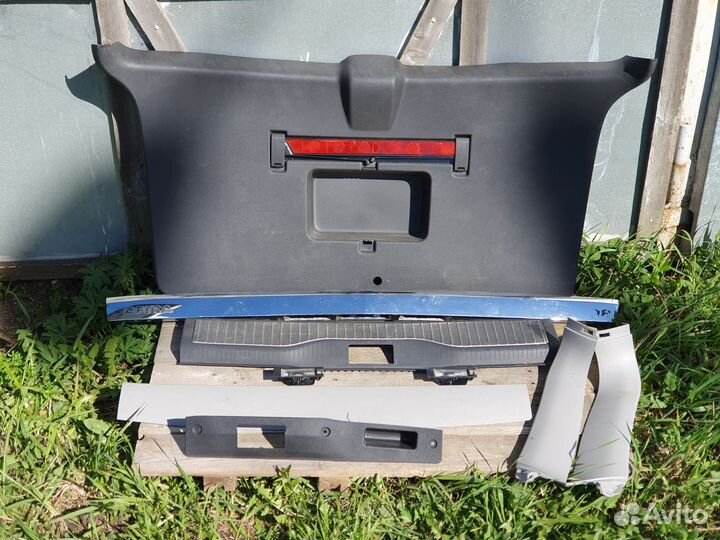 Обшивка крышки (двери) багажника Opel Zafira B