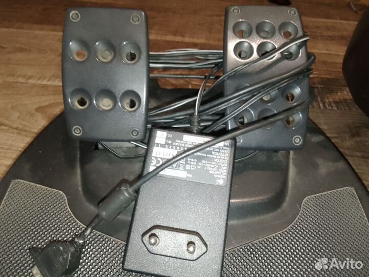 Руль Logitech Momo Racing с педалями и штурвалом