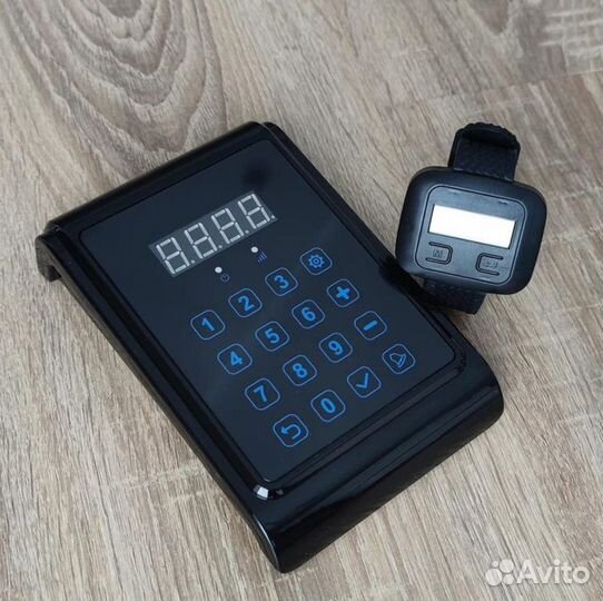 Пульт вызова официанта на кухню и часы официанта