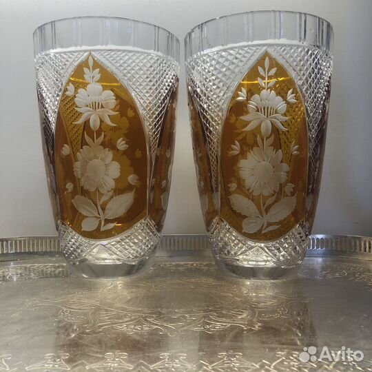 Две хрустальные желтые вазы