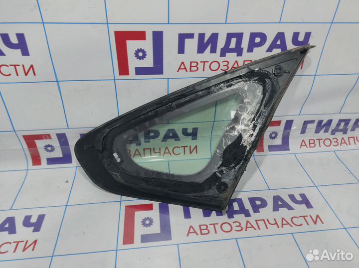 Стекло кузовное глухое левое Nissan Almera (G15) 8