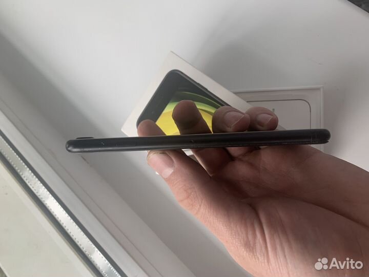 iPhone SE, 64 ГБ