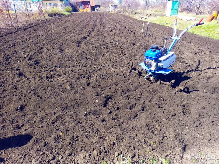 Вспашка земли мотоблоком