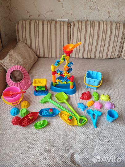 Игрушки для пляжа и козырёк на голову