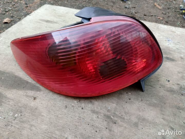 Фонарь задний на Пежо 206 седан 2009г