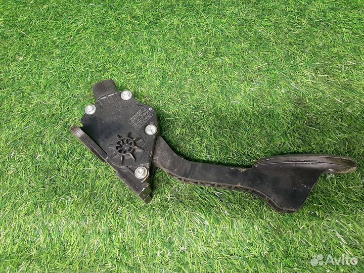 В наличии: Педаль газа на Toyota Hilux