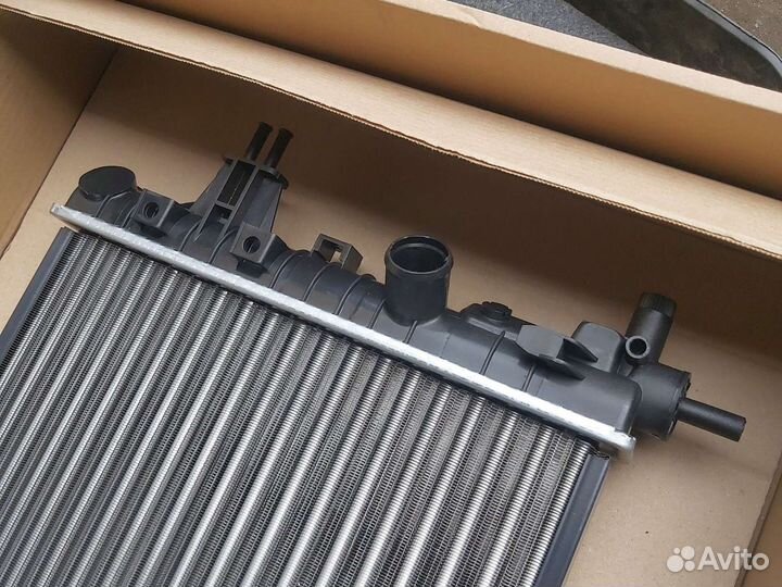 Радиатор охлаждения двигателя Opel Astra h