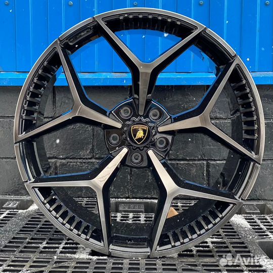 Кованые диски R22 на Lamborghini Urus