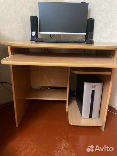 Угловой компьютерный стол