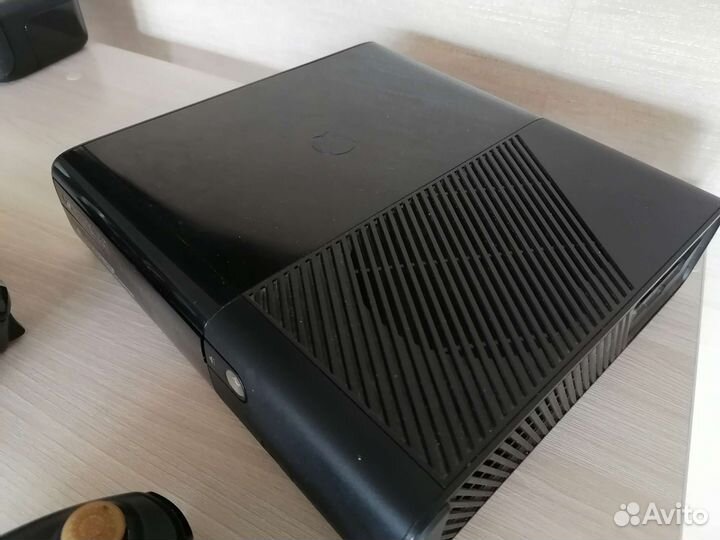 Xbox 360E 500gb+2джоя, 999игр Прошита