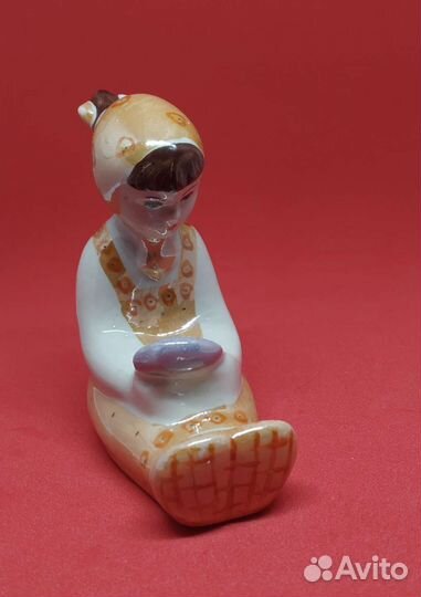 Фарфоровая статуэтка 