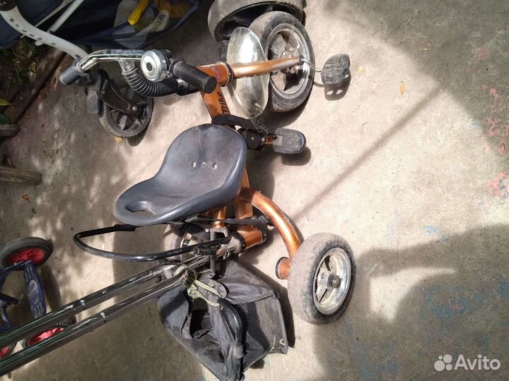 Детский велосипед с ручкой бу и игрушки