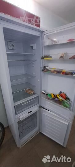 Холодильник встроенный Аристон