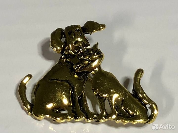 Брошь в виде собаки и кота золотого цвета