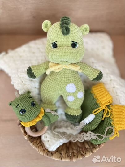 Беби бокс погремушка пинетки вязаные игрушки