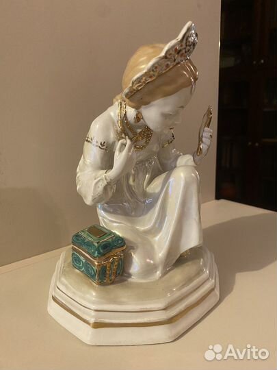 Статуэтка фарфоровая 