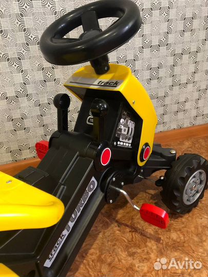 Детский трактор с педалями