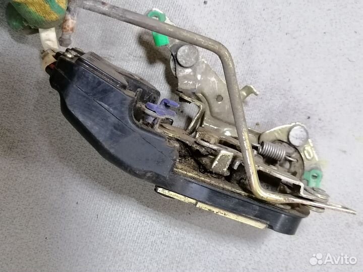 Замок передней лев.двери Toyota Corona ST190 1994