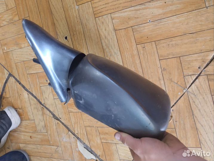 Боковое зеркало