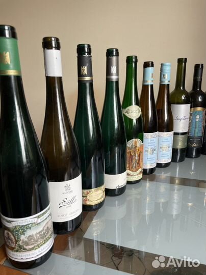 Пустые бутылки из-под вина