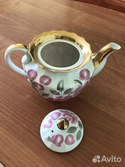 Вазы, сахарницы, солонка, чайники