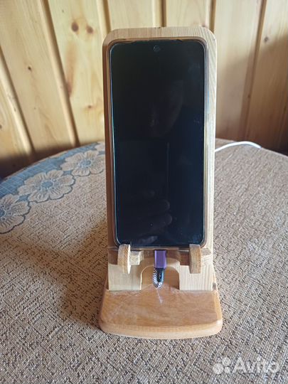 Подставка для мобильного телефона из дерева