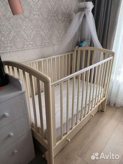 Детская кроватка с маятником