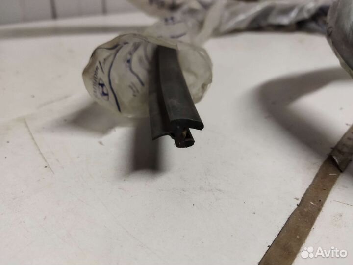 Молдинг ветрового стекла Hyundai Accent 02-06