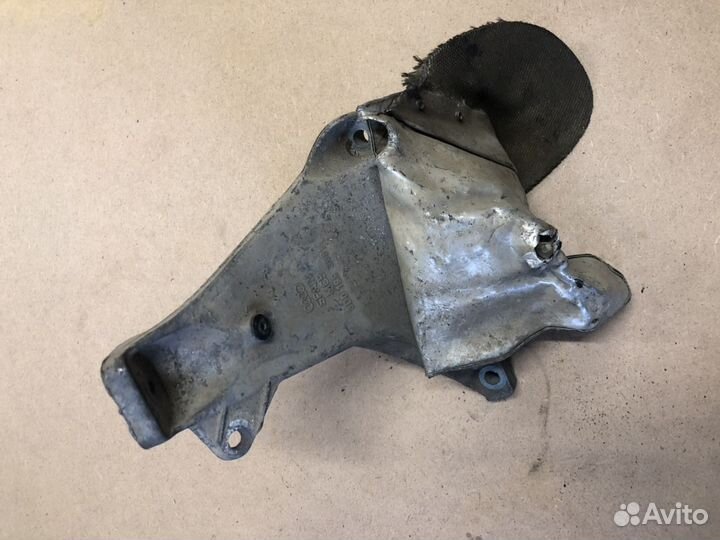 Кронштейн двигателя правый VW Passat 8D0199308M