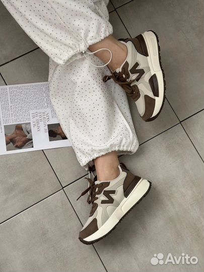 Кроссовки женские