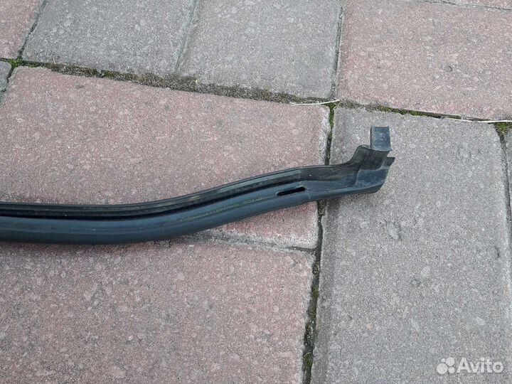 Уплотнитель передний правый Volkswagen touareg gp