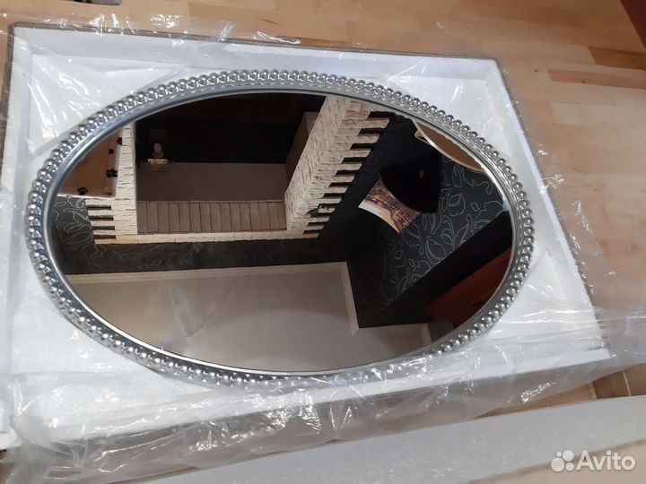 Настенное овальное зеркало в классическом стиле