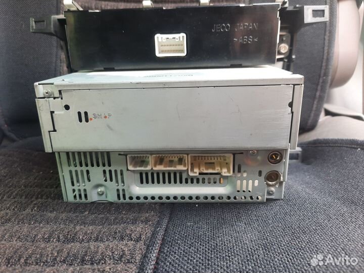 Продам штатную магнитолу на тойота ленд крузер 100