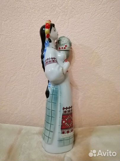 Штоф - статуэтка Украинка с калиной