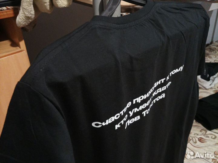 Черная футболка с цитатой