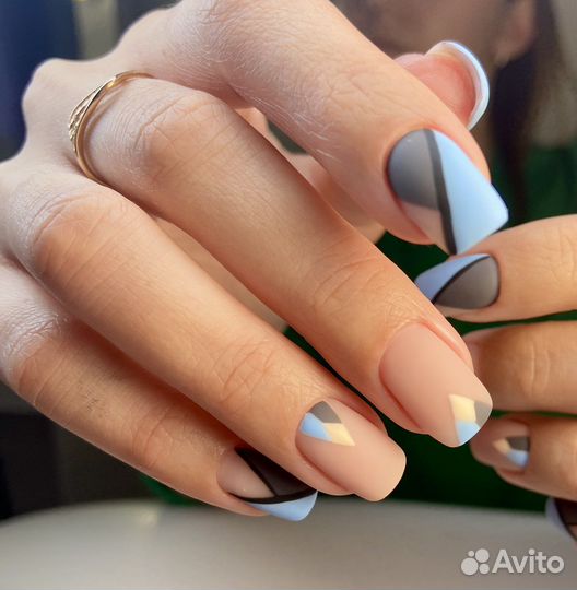 Маникюр, педикюр, брови в салоне красоты