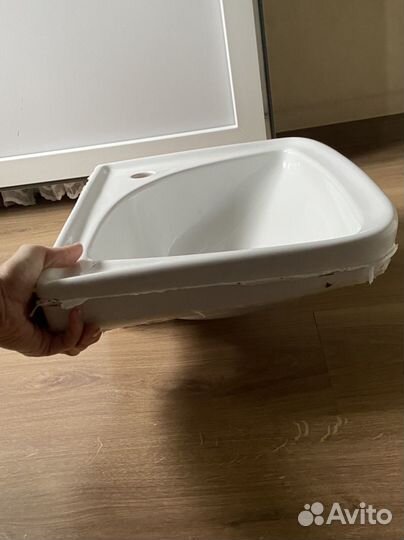 Раковина с краном