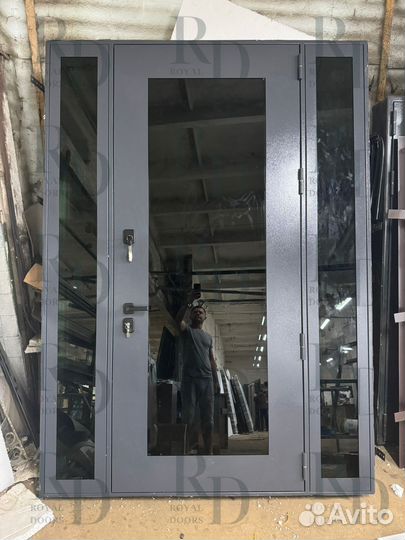 Нестандартная входная дверь для дома