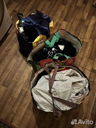 Отдам три больших пакета вещей на мальчика