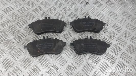 Тормозные колодки передние левые mercedes benz C-c