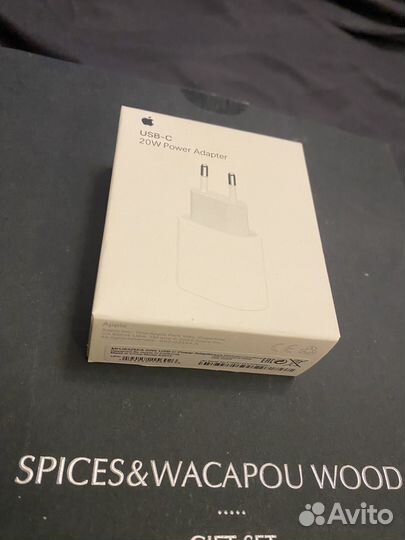 Зарядное на iPhone и оригинальный кабель