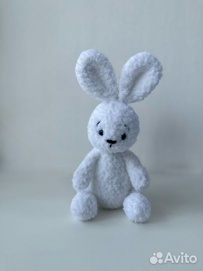 Плюшевый заяц. Вязаные игрушки