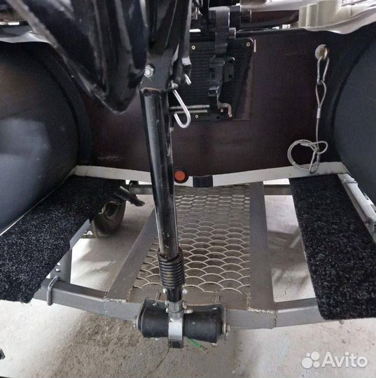 Лодка с мотором и прицепом