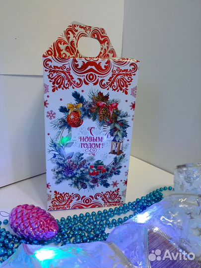 Подарочная коробка новогодняя