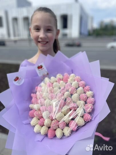 Букет из клубники в шоколаде М, клубничный букет